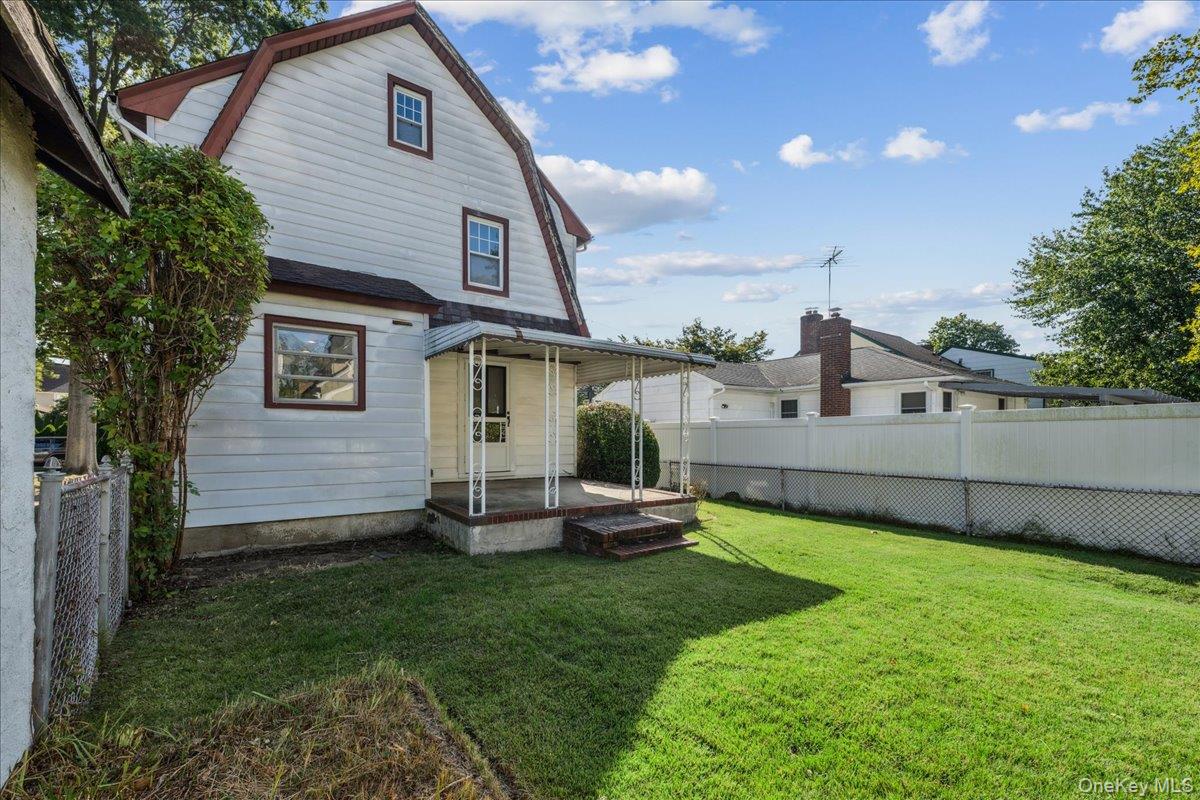 39 Linmouth Road, Malverne, NY 11565