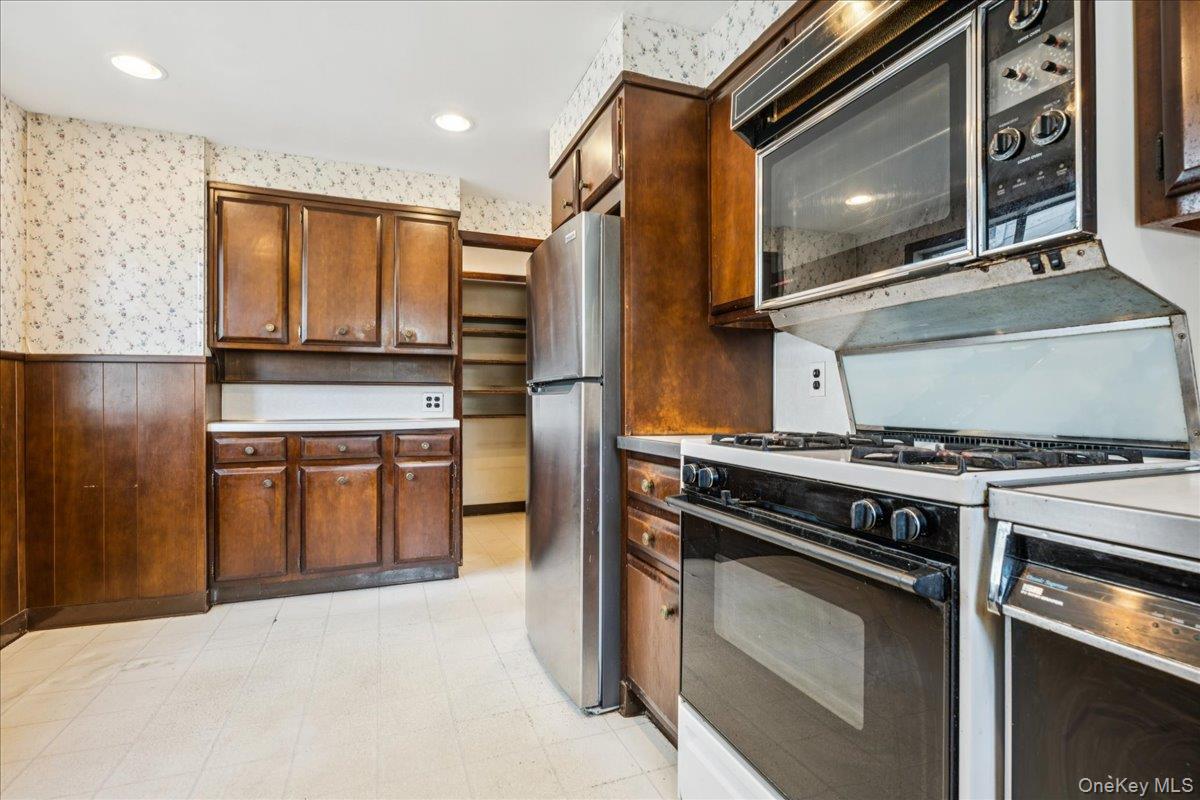 39 Linmouth Road, Malverne, NY 11565