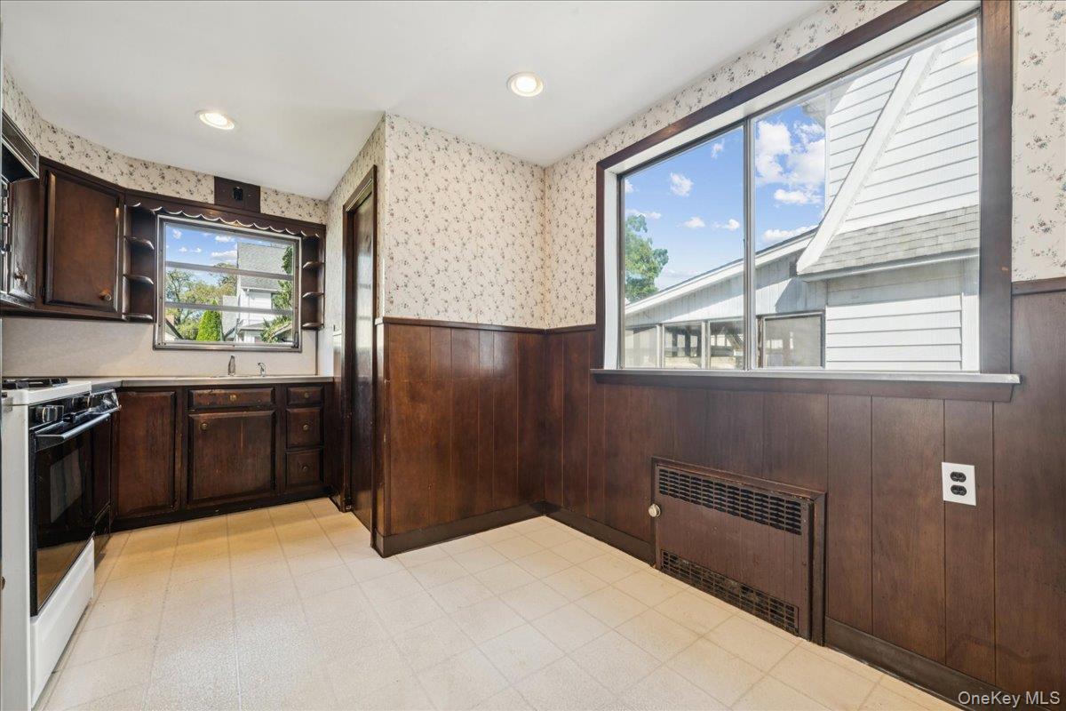 39 Linmouth Road, Malverne, NY 11565