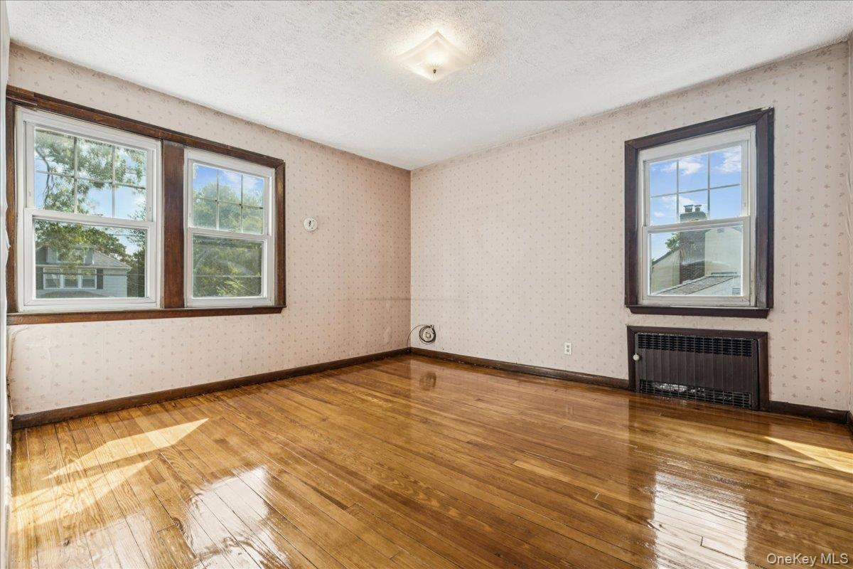 39 Linmouth Road, Malverne, NY 11565