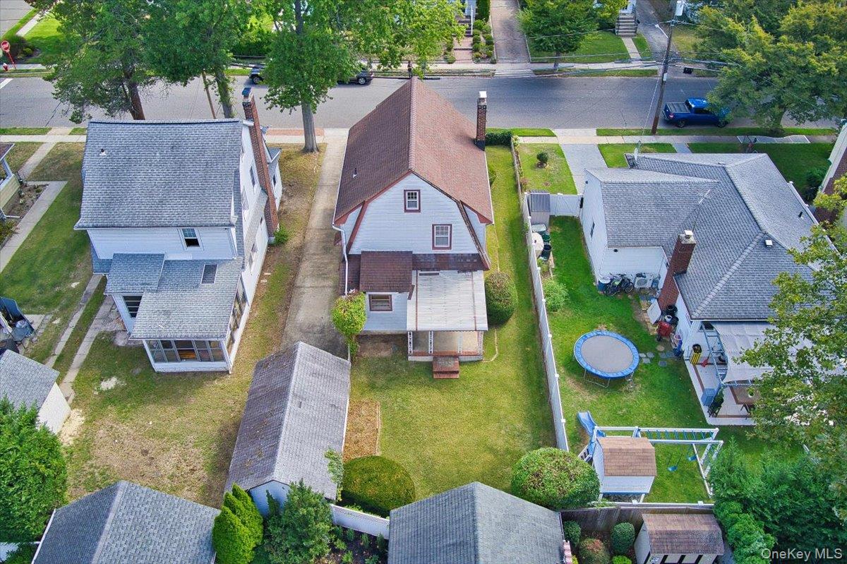 39 Linmouth Road, Malverne, NY 11565