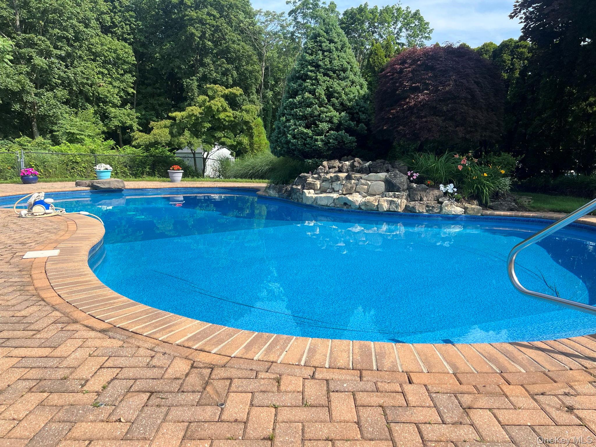 1 Castle Drive, Woodbury, NY 11797