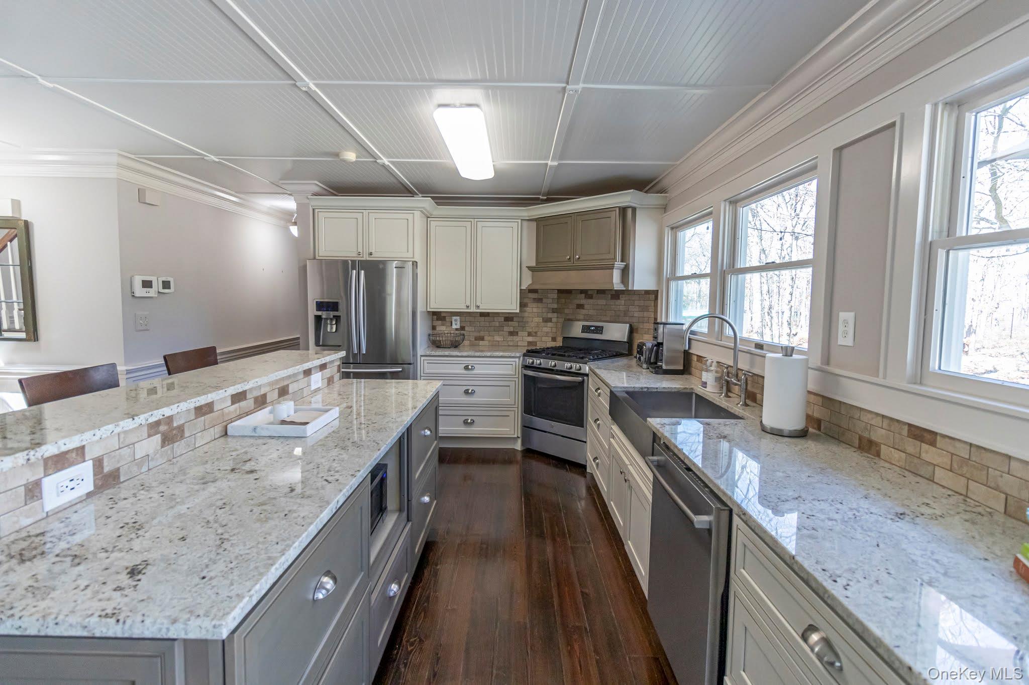 6 Bayview Terrace, Hampton Bays, NY 11946