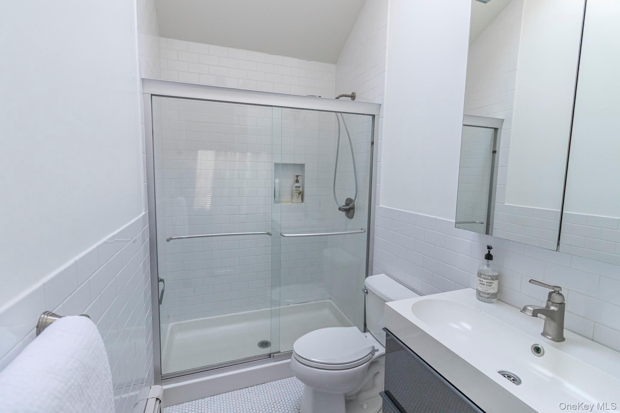 6 Bayview Terrace, Hampton Bays, NY 11946