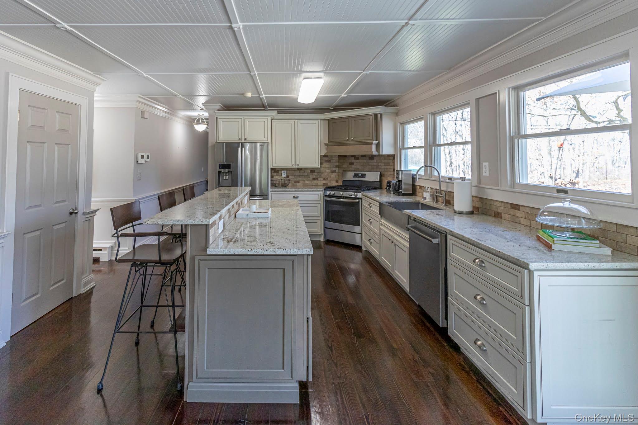 6 Bayview Terrace, Hampton Bays, NY 11946