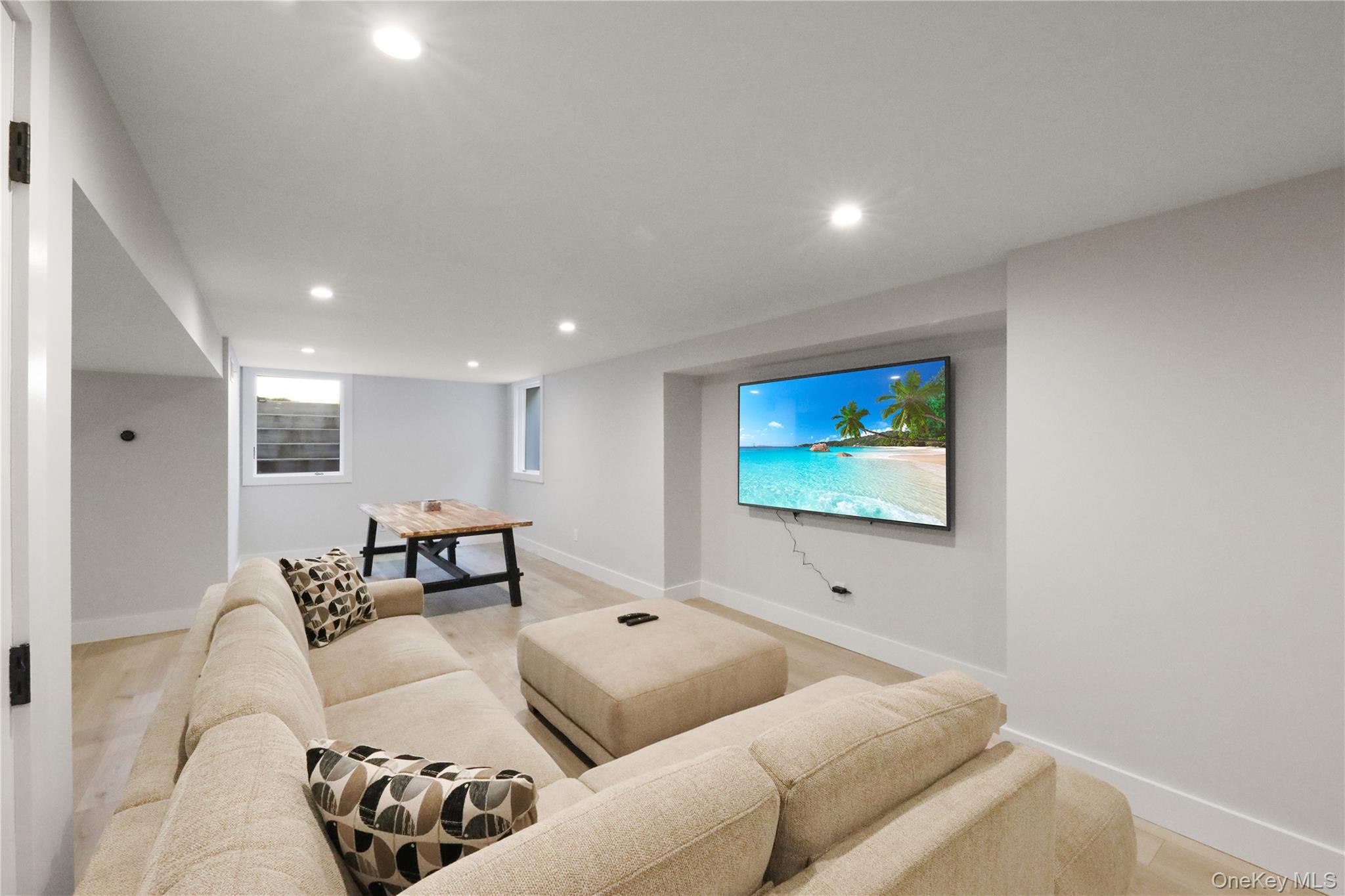 16 Pin Oak Lane, Westhampton Beach, NY 11978