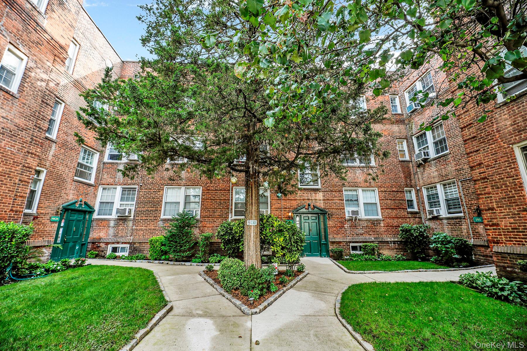 1 Ash place # 2I, Great Neck Plaza, NY 11021