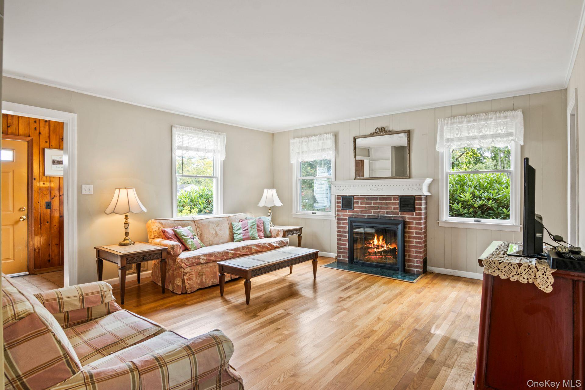 41 Brush Lane, Greenlawn, NY 11740