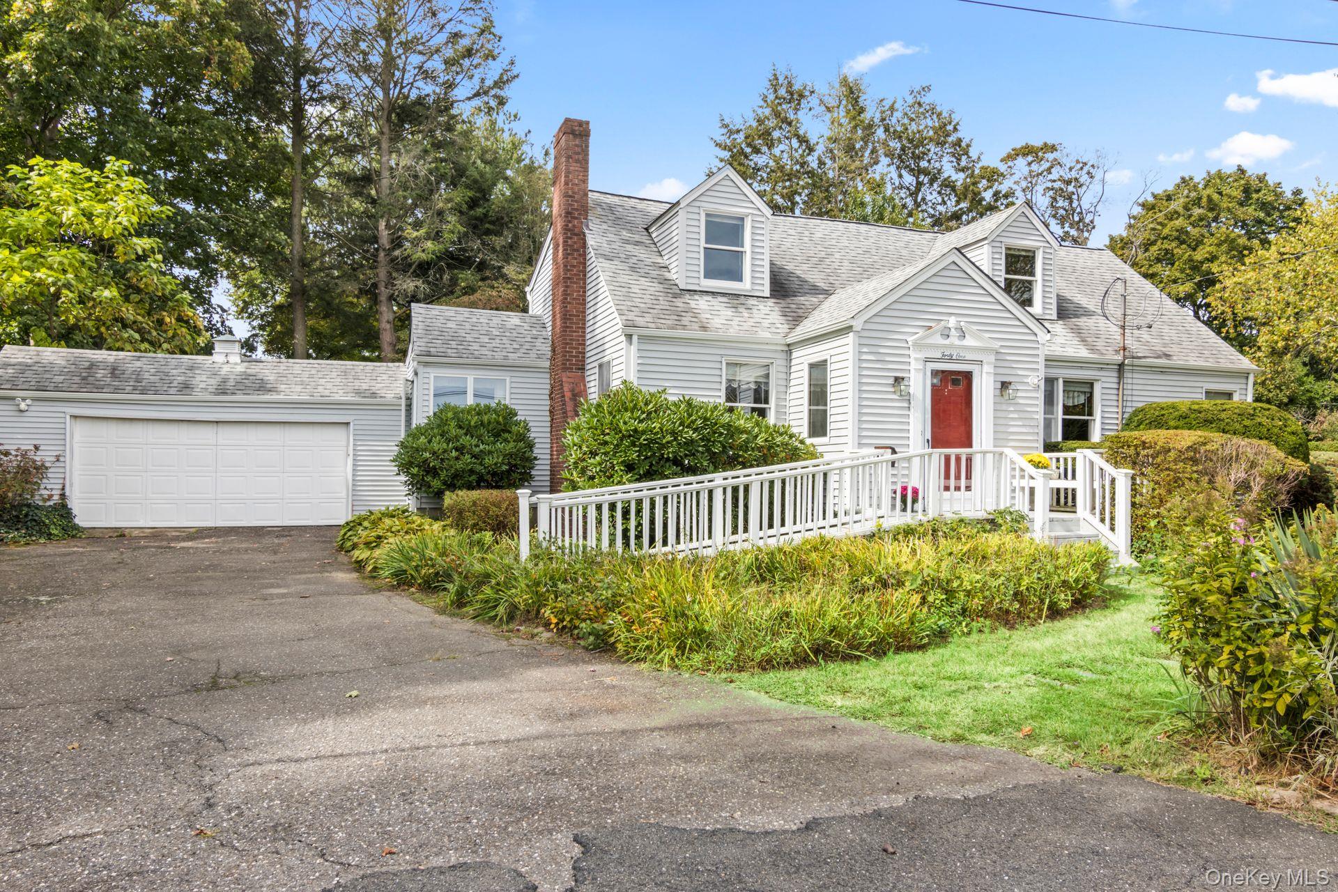 41 Brush Lane, Greenlawn, NY 11740