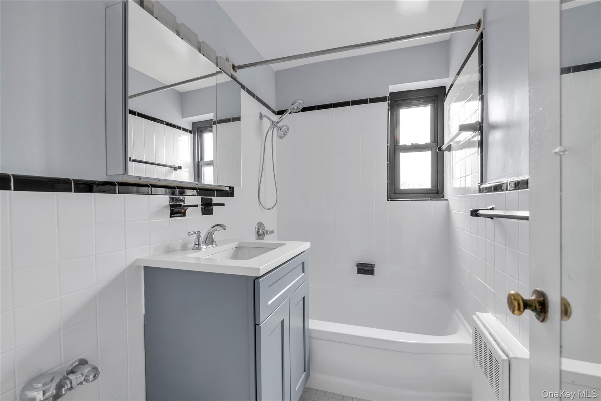 50 Brompton Road # 2L, Great Neck, NY 11021