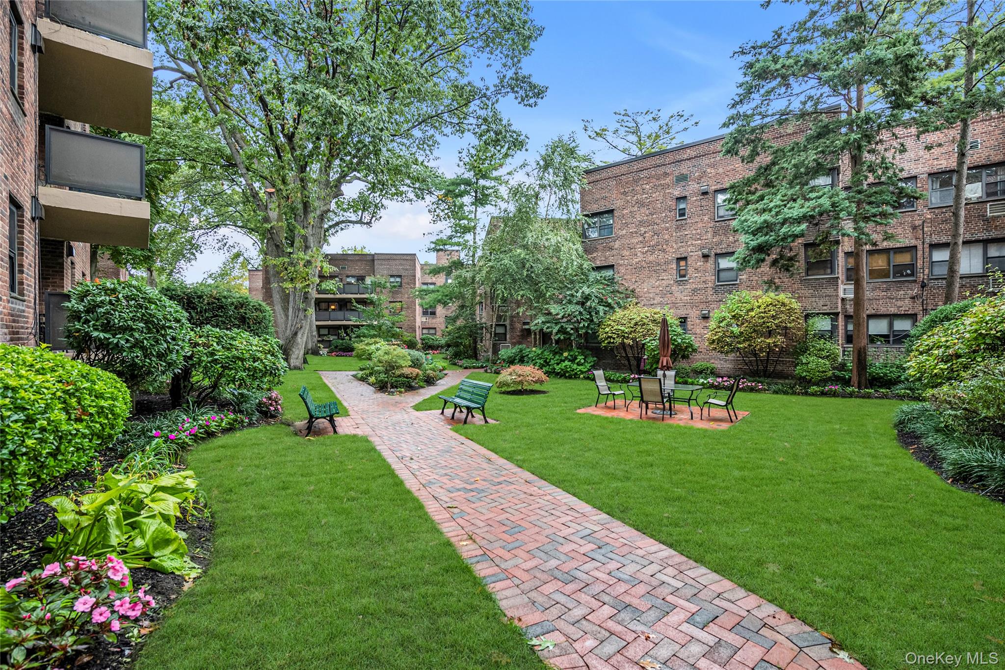 50 Brompton Road # 2L, Great Neck, NY 11021