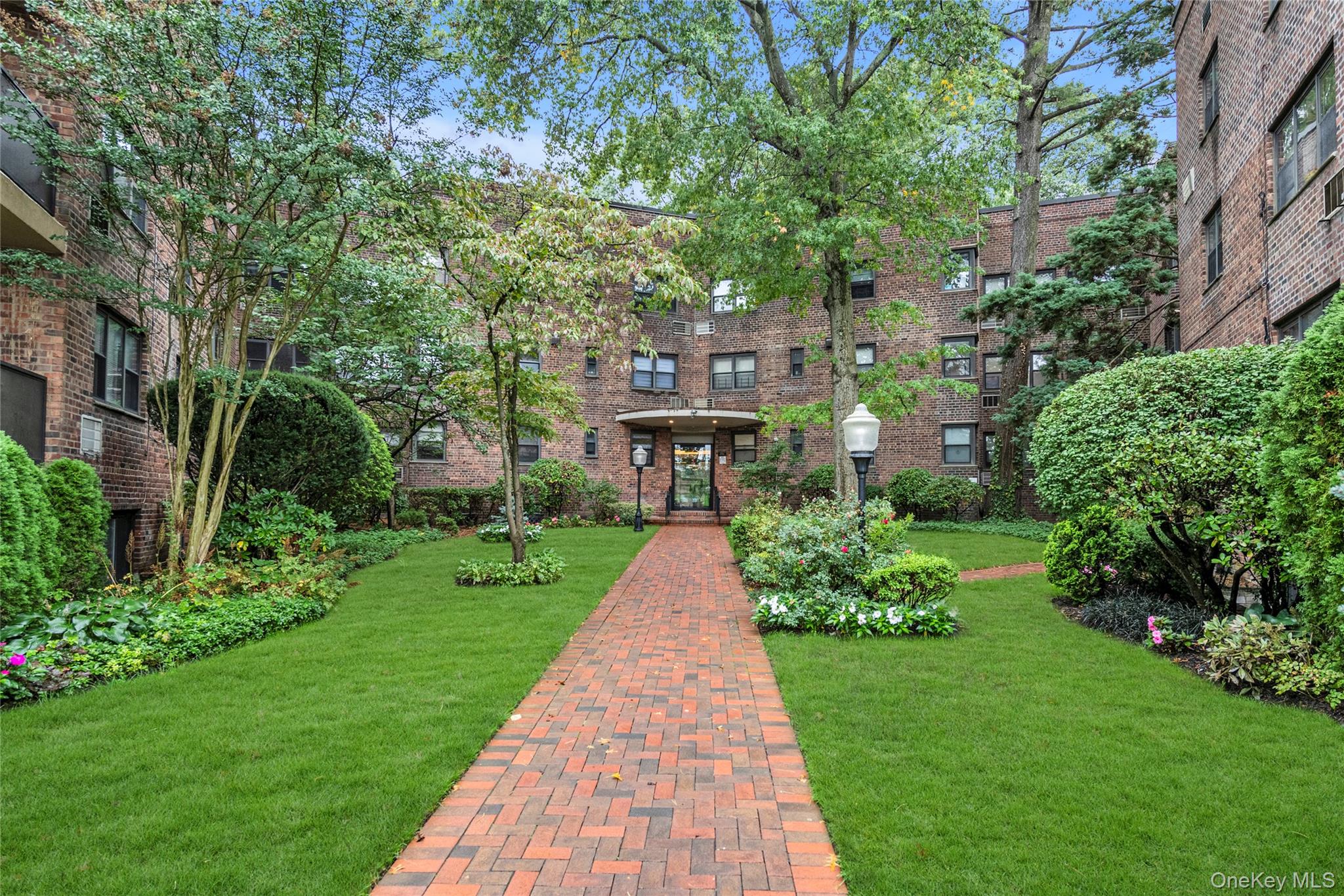 50 Brompton Road # 2L, Great Neck, NY 11021