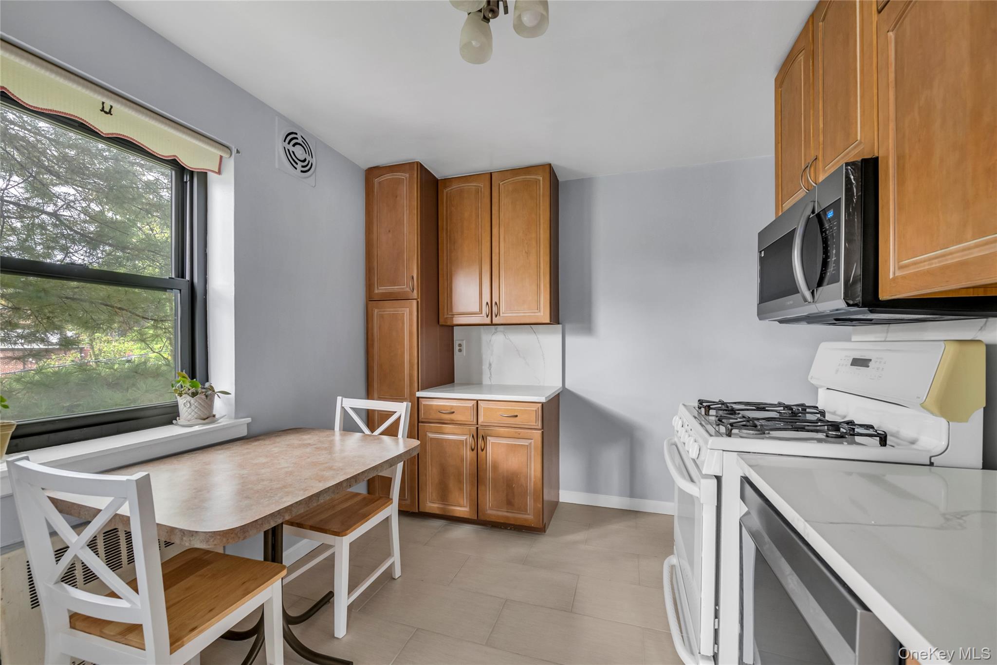 50 Brompton Road # 2L, Great Neck, NY 11021