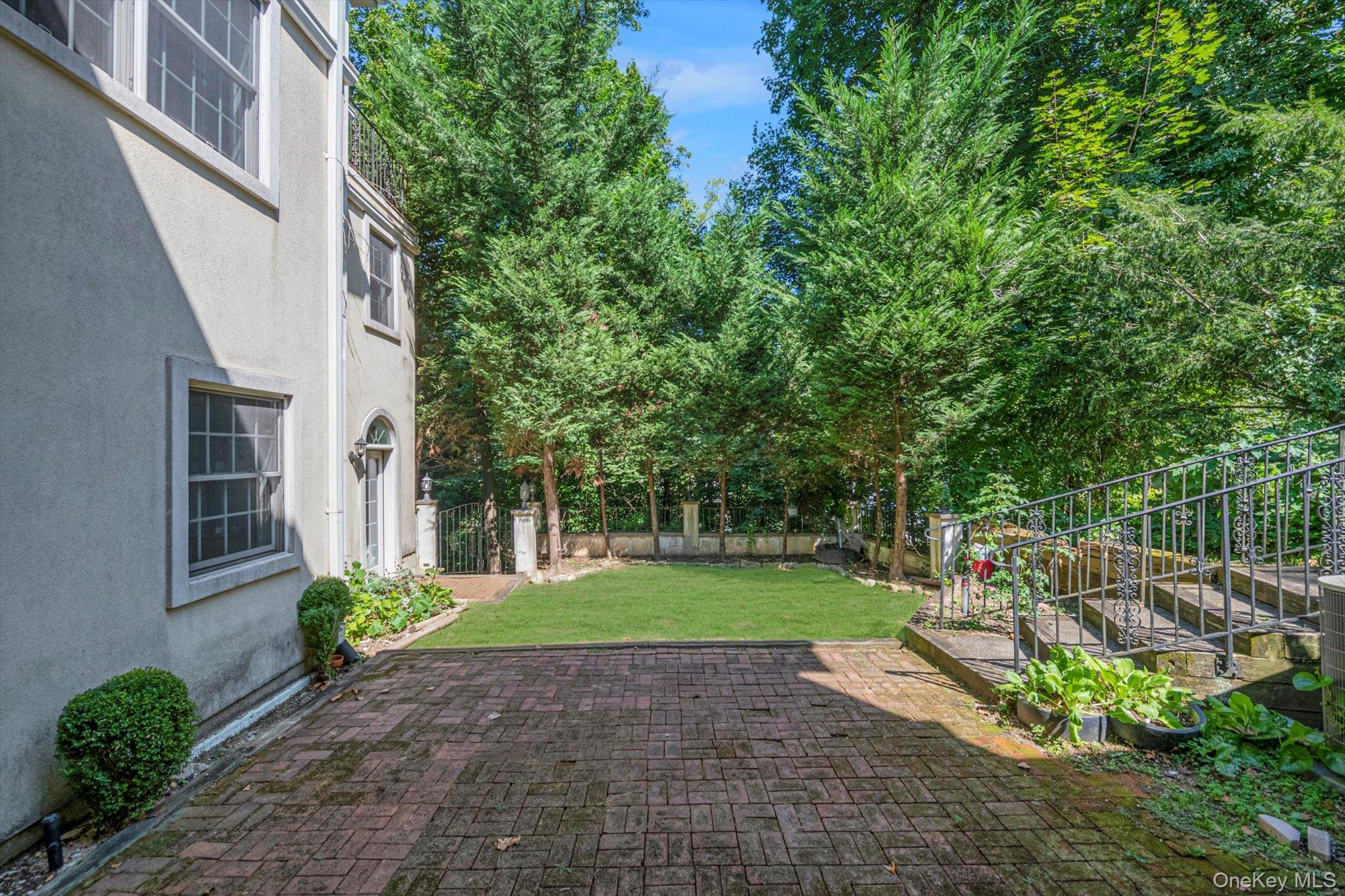 87 Arleigh Road, Great Neck, NY 11021