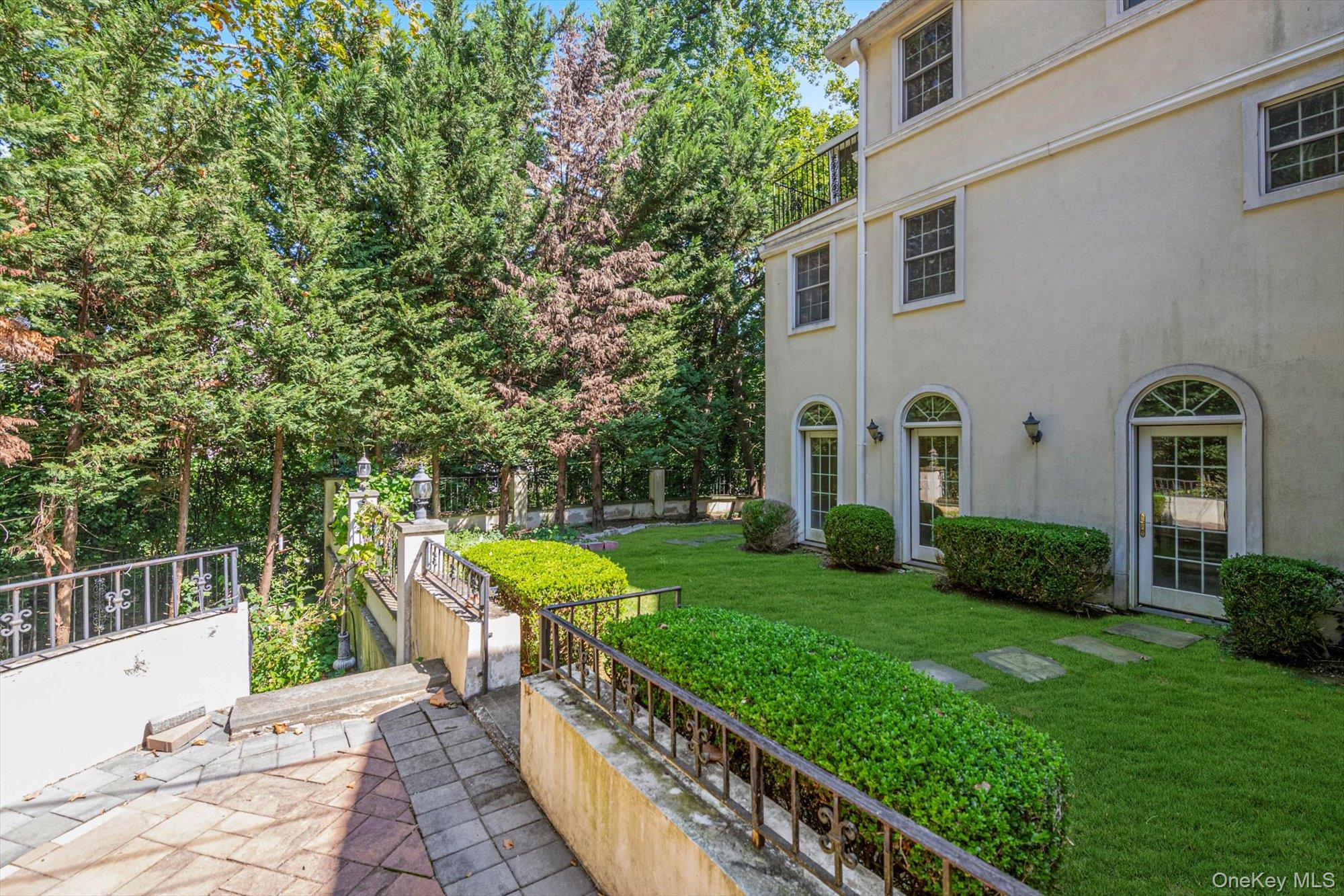 87 Arleigh Road, Great Neck, NY 11021