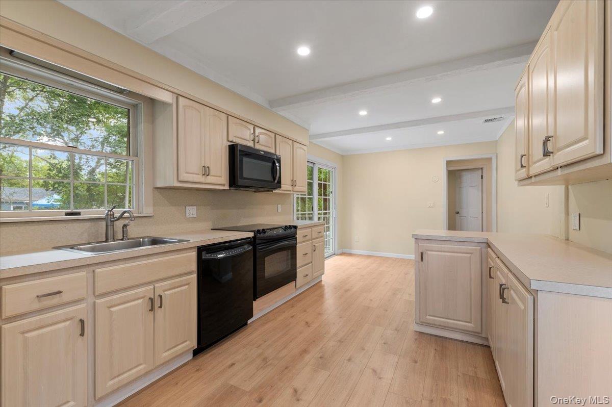 38 Barclay Road, Mastic Beach, NY 11951