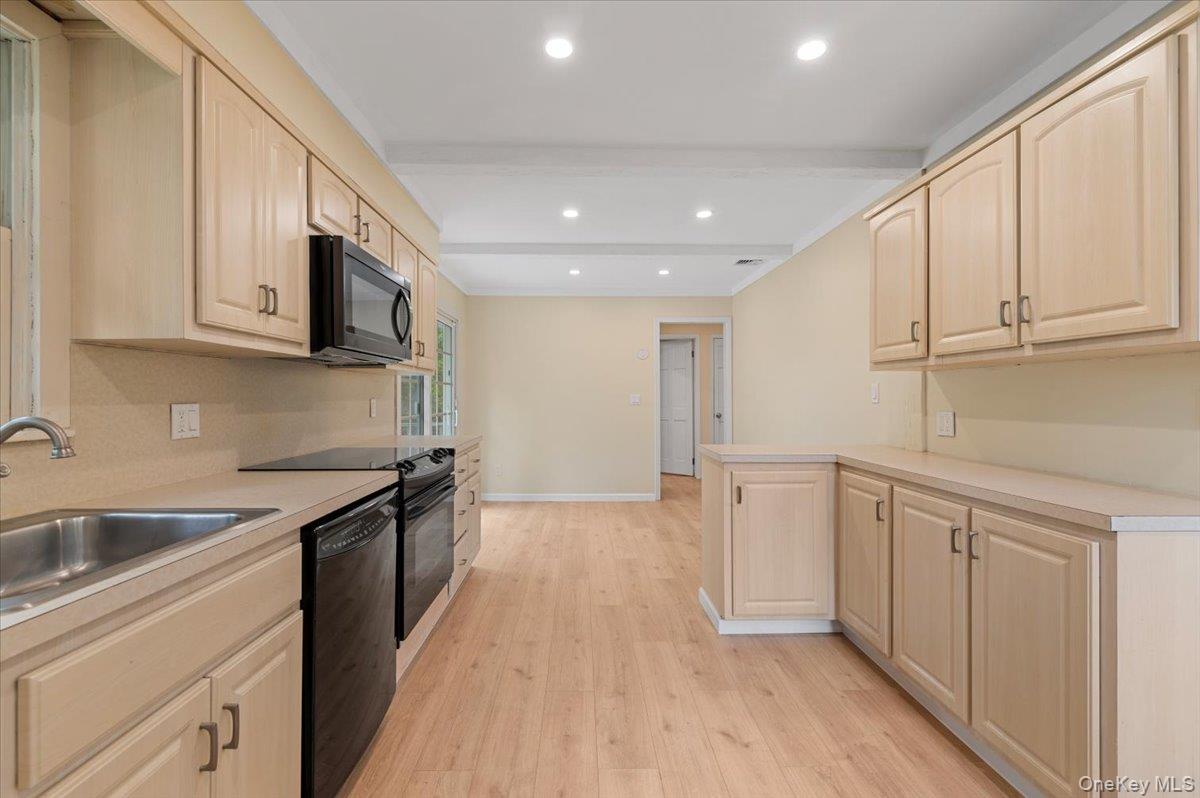 38 Barclay Road, Mastic Beach, NY 11951