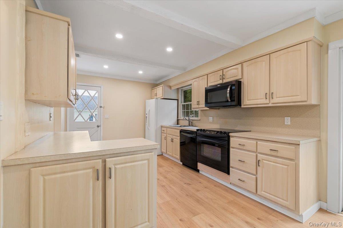 38 Barclay Road, Mastic Beach, NY 11951