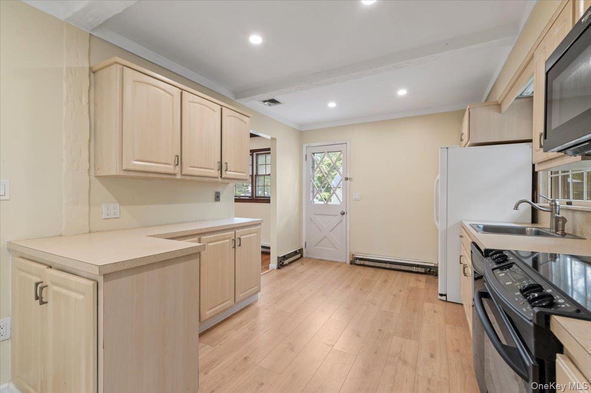 38 Barclay Road, Mastic Beach, NY 11951