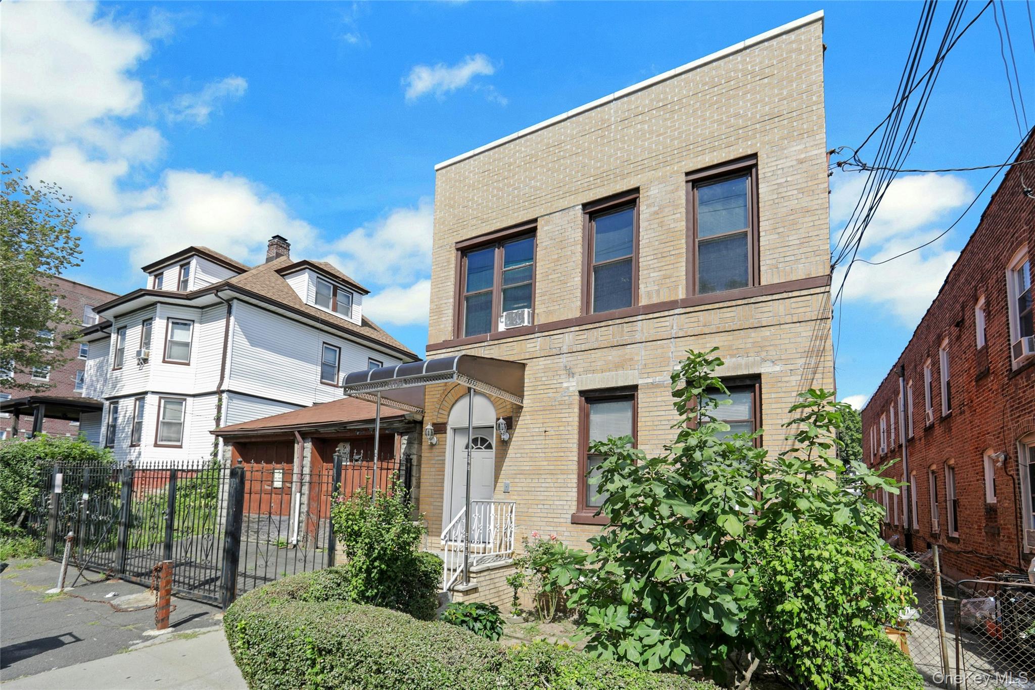 807 E 242nd Street, Bronx, NY 10470