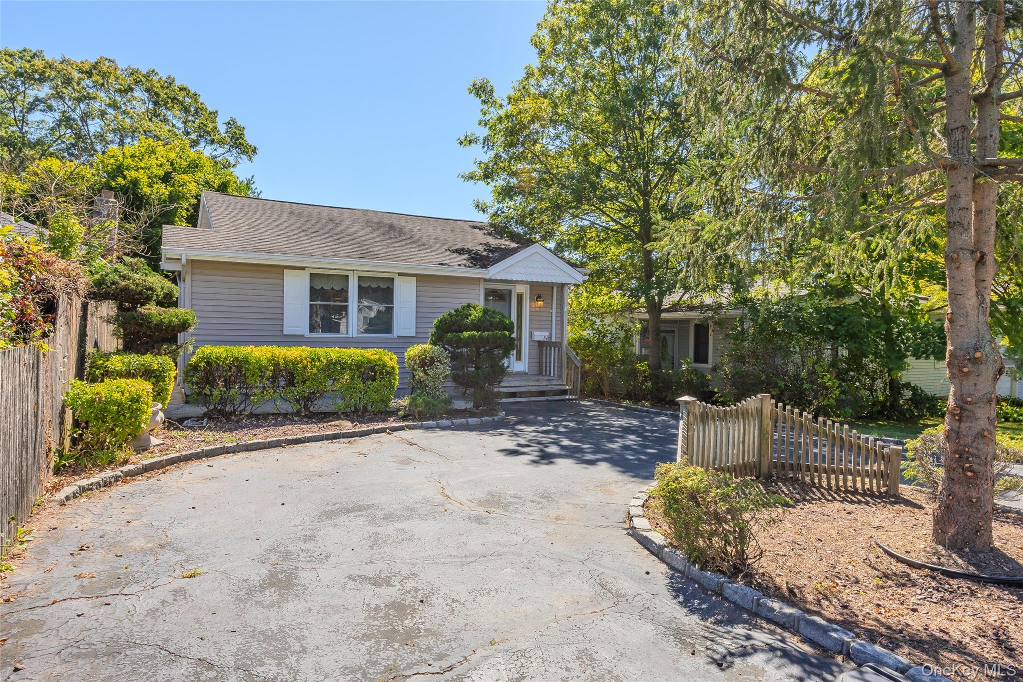 84 Broadway, Ronkonkoma, NY 11779