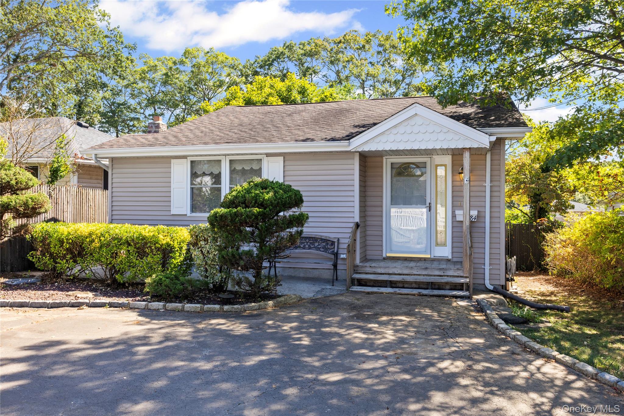 84 Broadway, Ronkonkoma, NY 11779