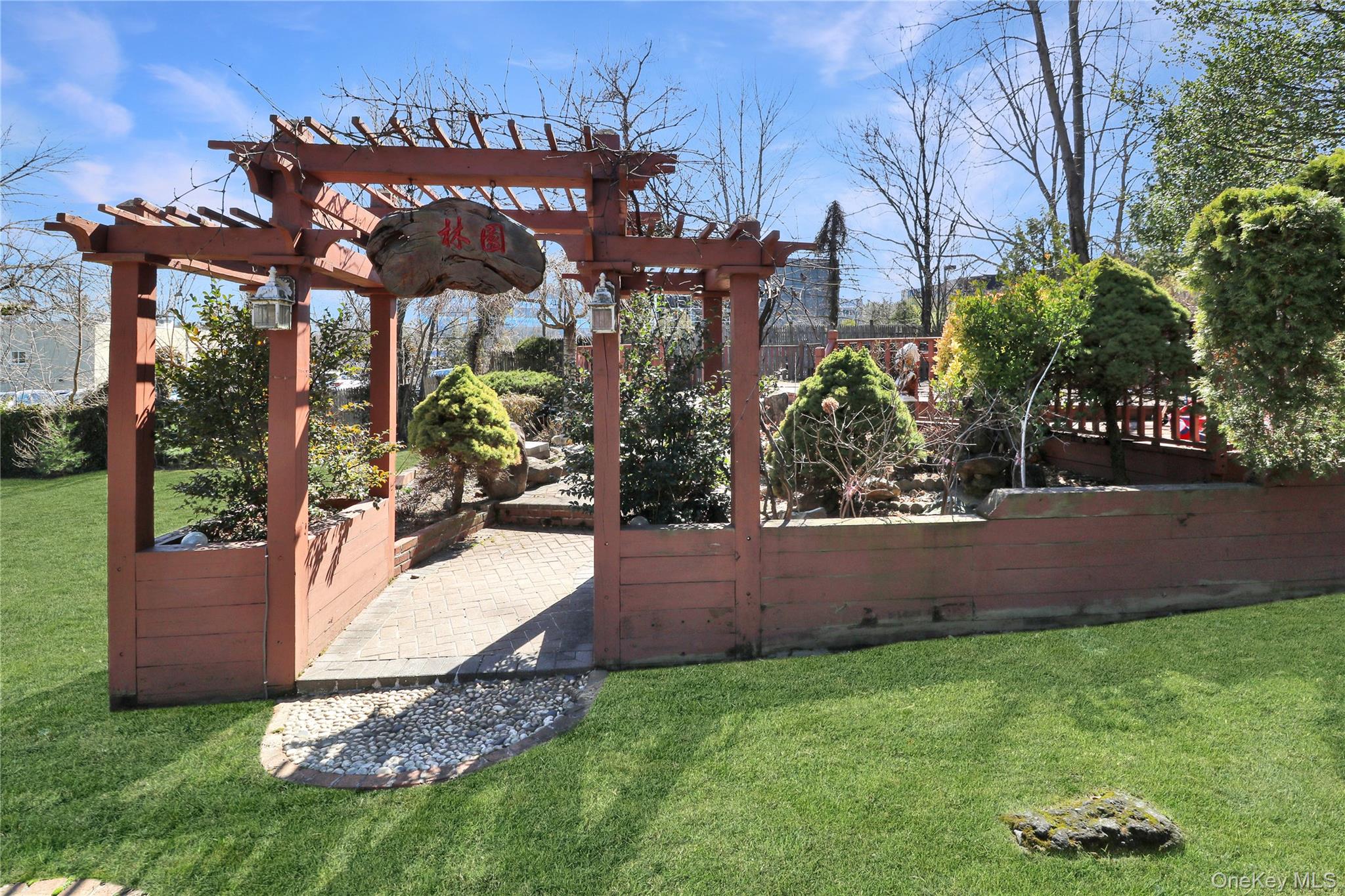 11 Valley View Road, Great Neck, NY 11021