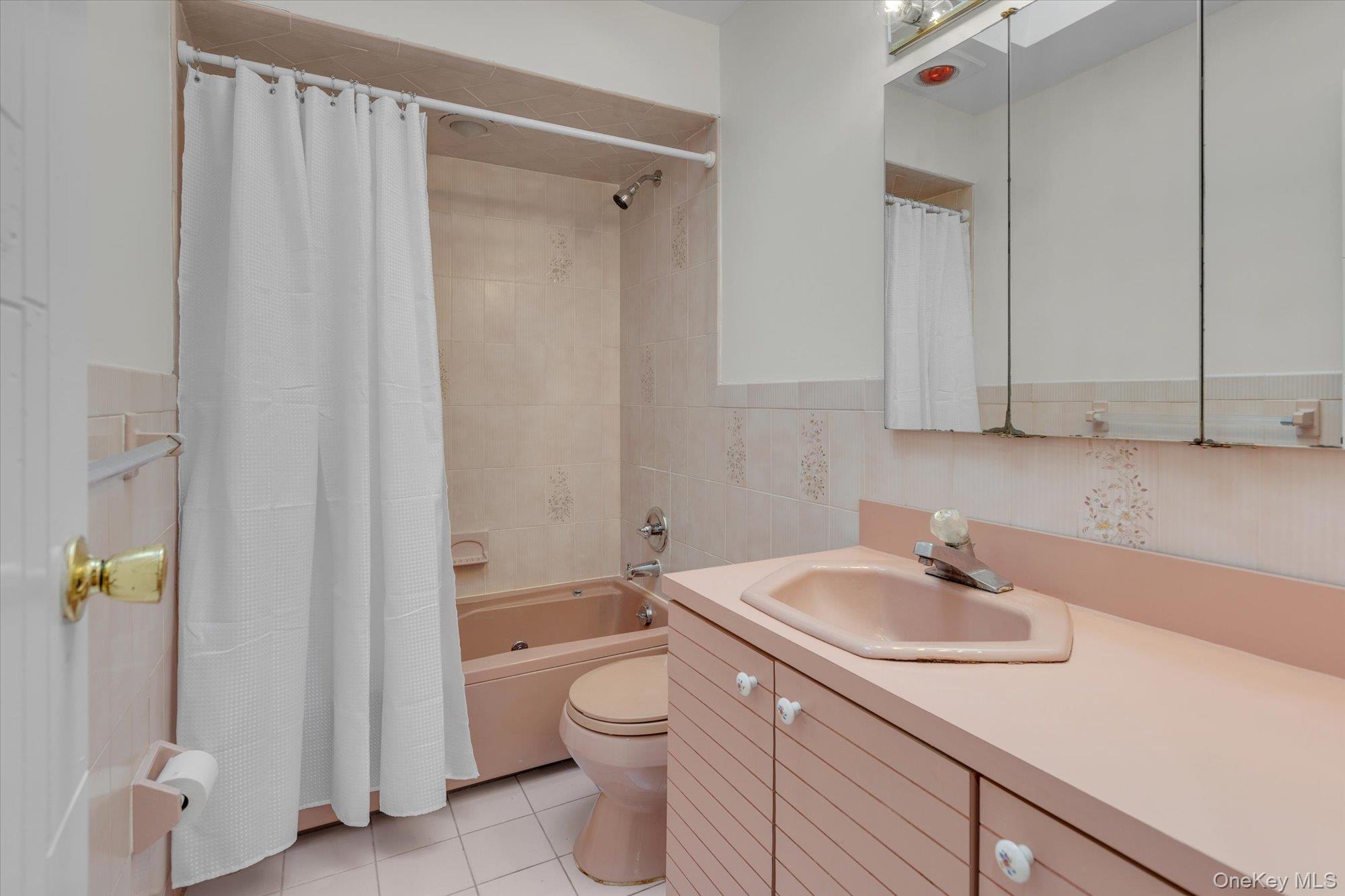 385 Salem Court, Hauppauge, NY 11788