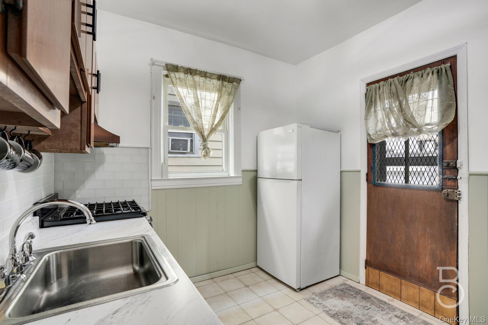 37-09 20th Road, Astoria, NY 11105