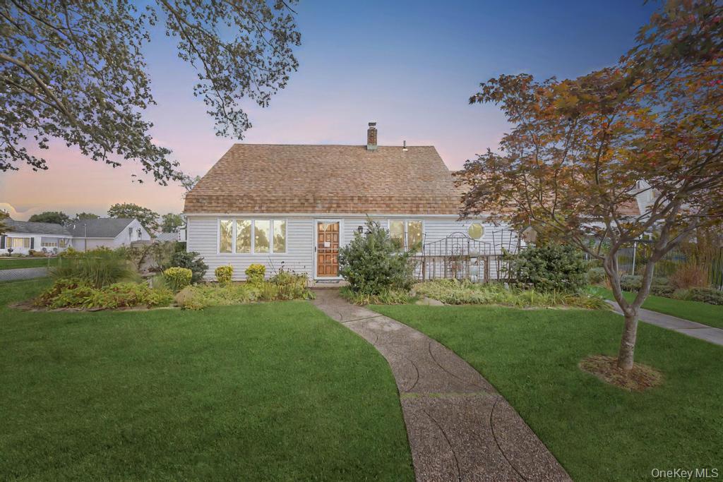 3 Snapdragon Lane, Levittown, NY 11756