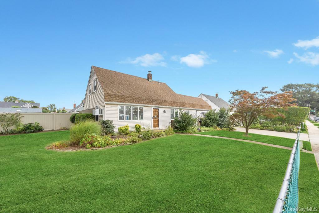 3 Snapdragon Lane, Levittown, NY 11756