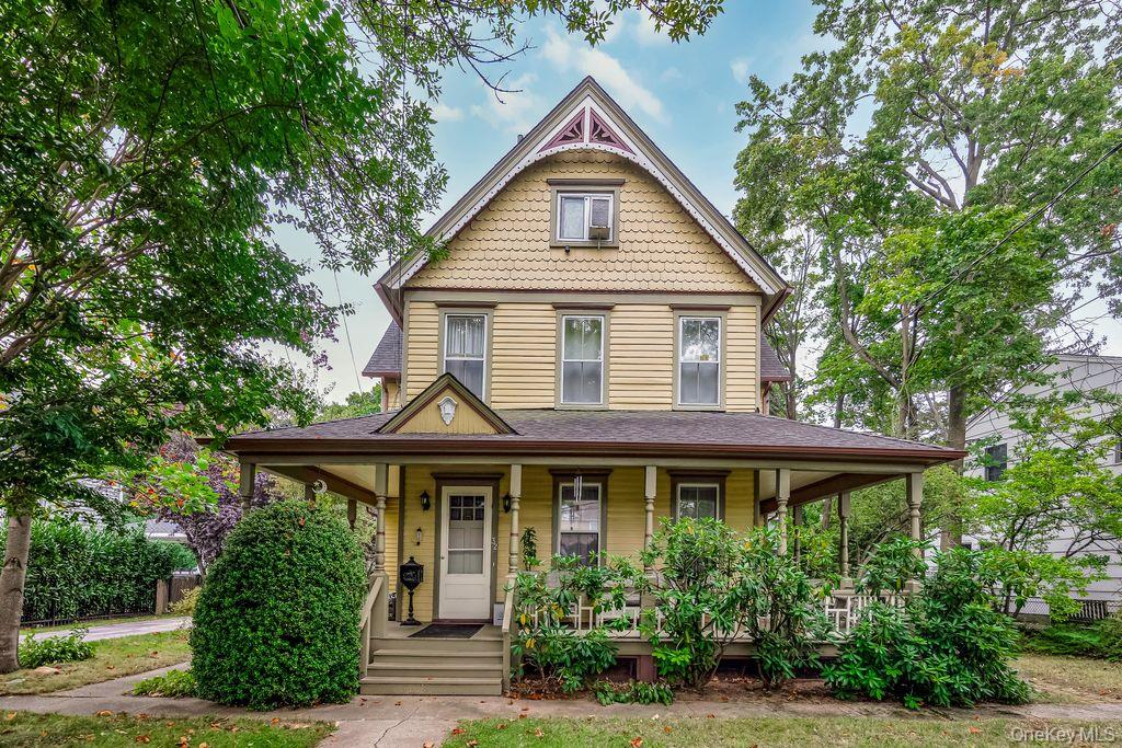 32 Smith Street, Rockville Centre, NY 11570