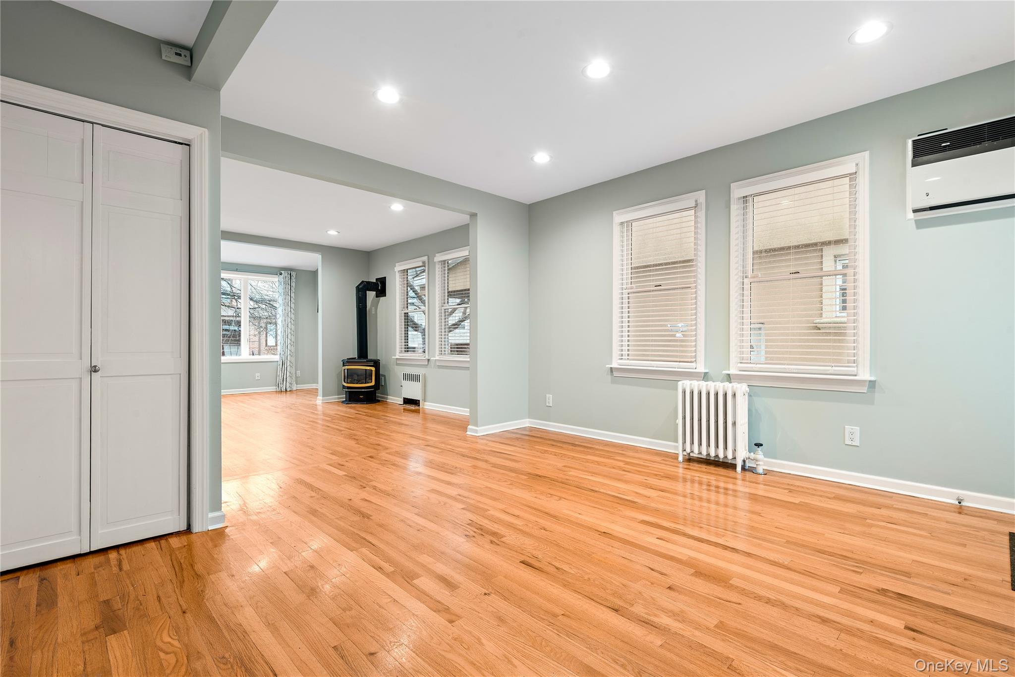 8921 Aubrey Avenue, Glendale, NY 11385