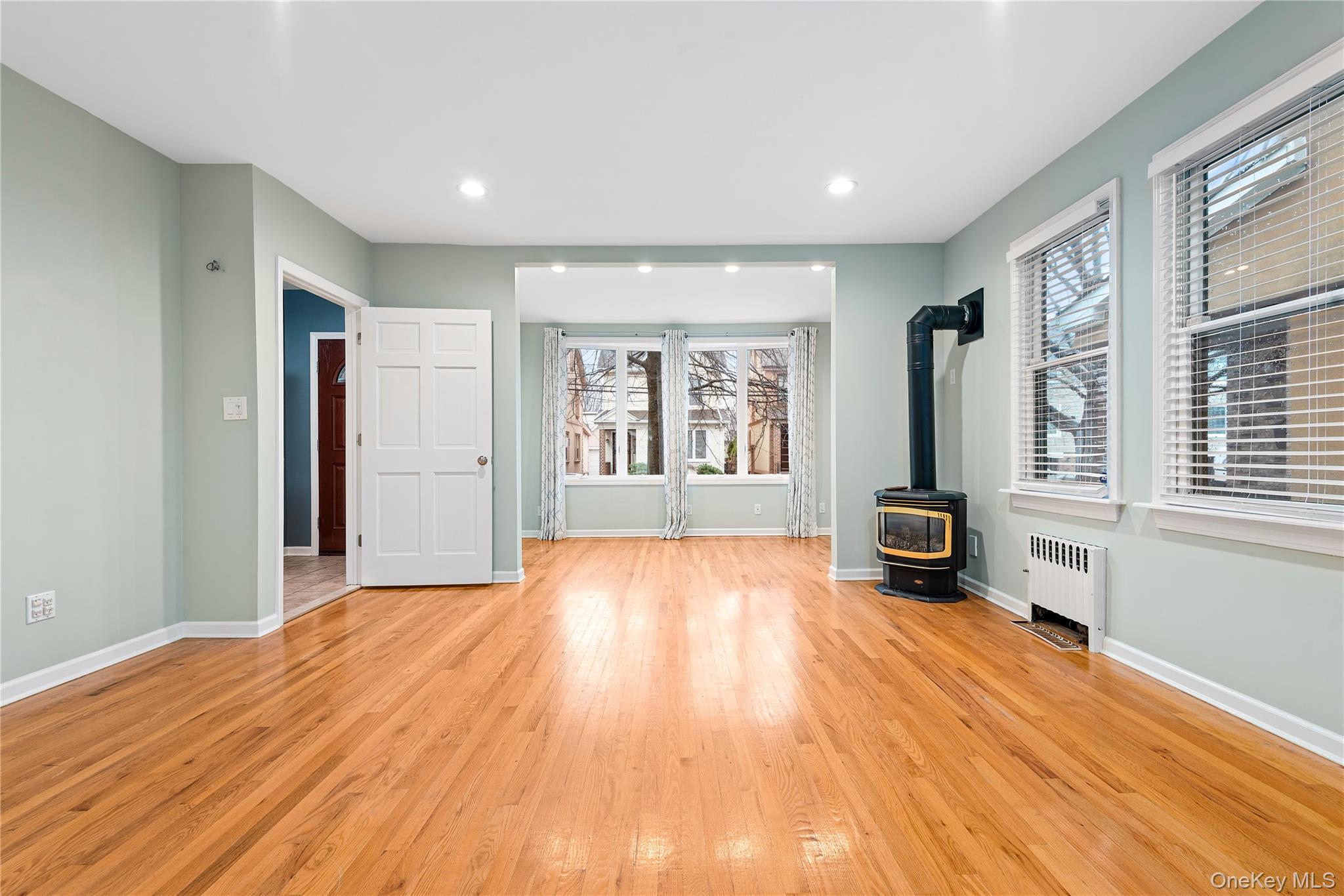 8921 Aubrey Avenue, Glendale, NY 11385