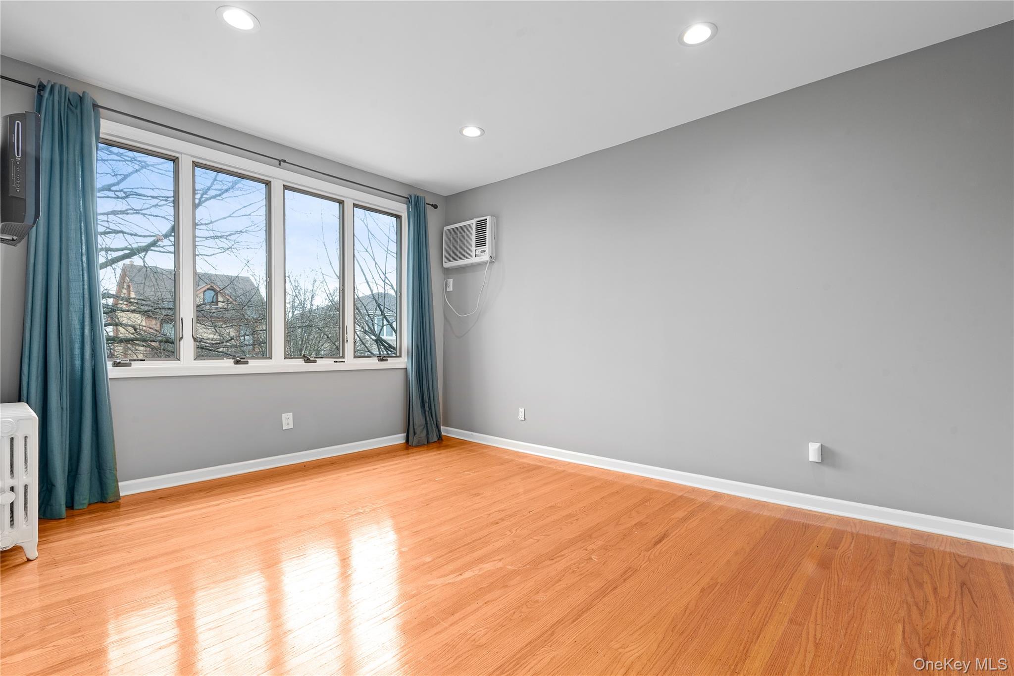 8921 Aubrey Avenue, Glendale, NY 11385