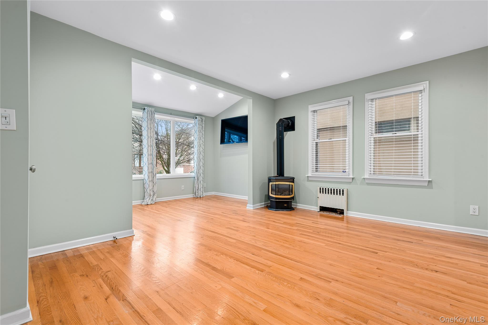 8921 Aubrey Avenue, Glendale, NY 11385