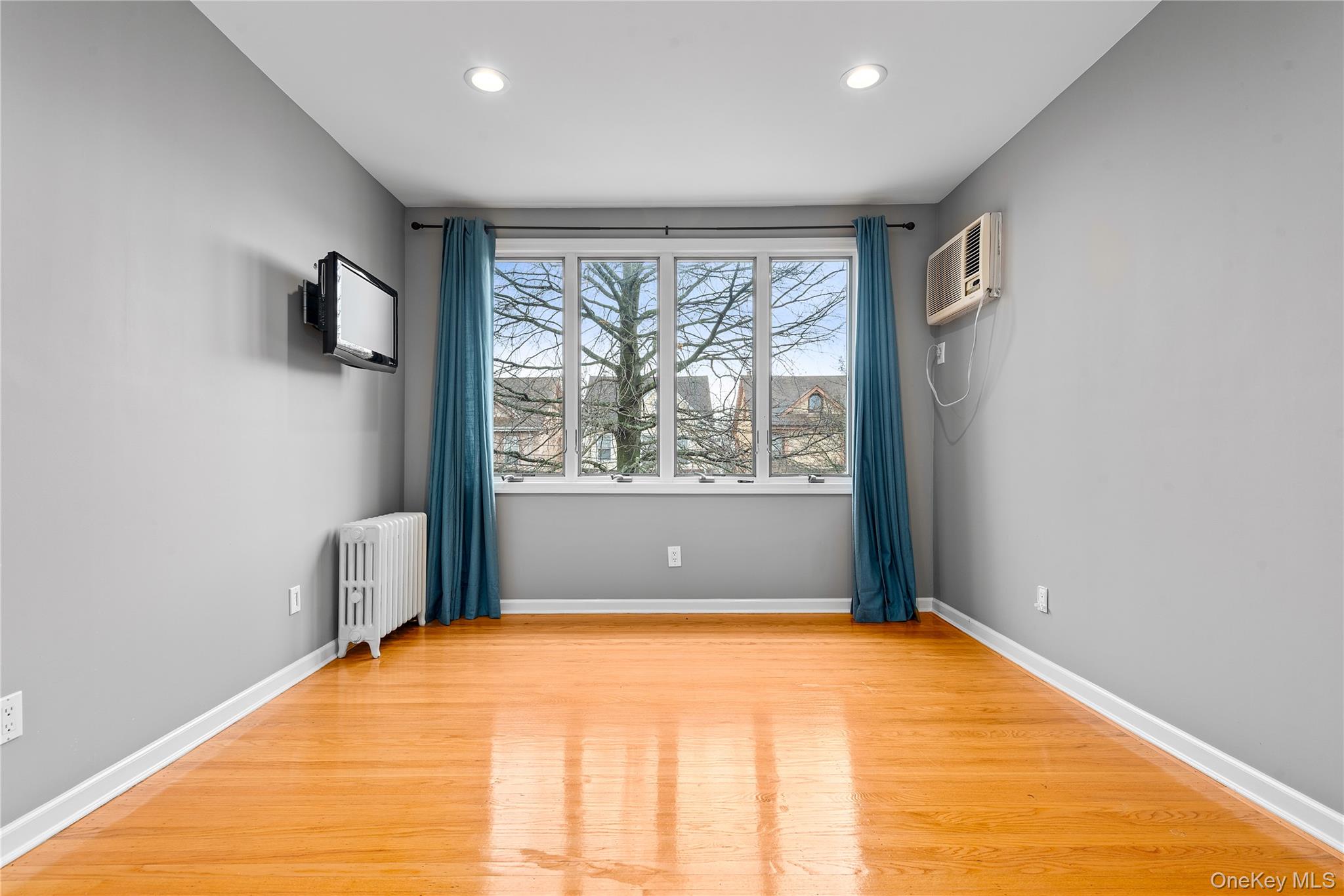 8921 Aubrey Avenue, Glendale, NY 11385