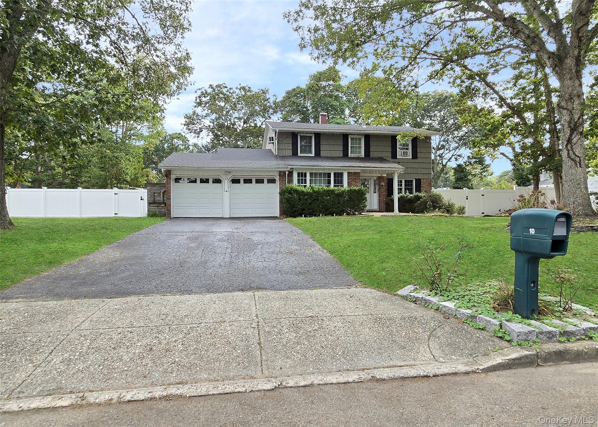 10 Hyde Lane, Coram, NY 11727