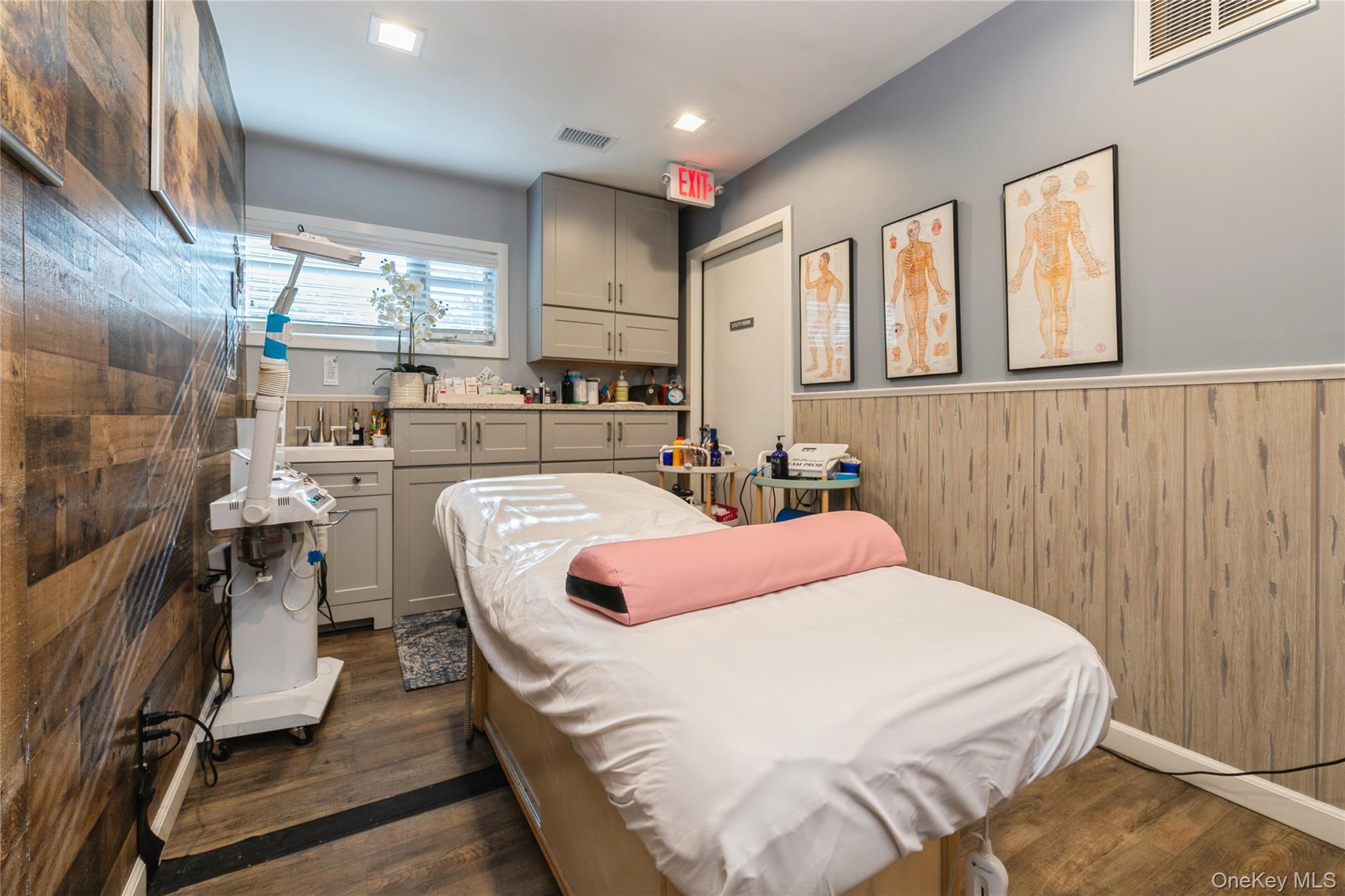 1420 Montauk Highway, Oakdale, NY 11769