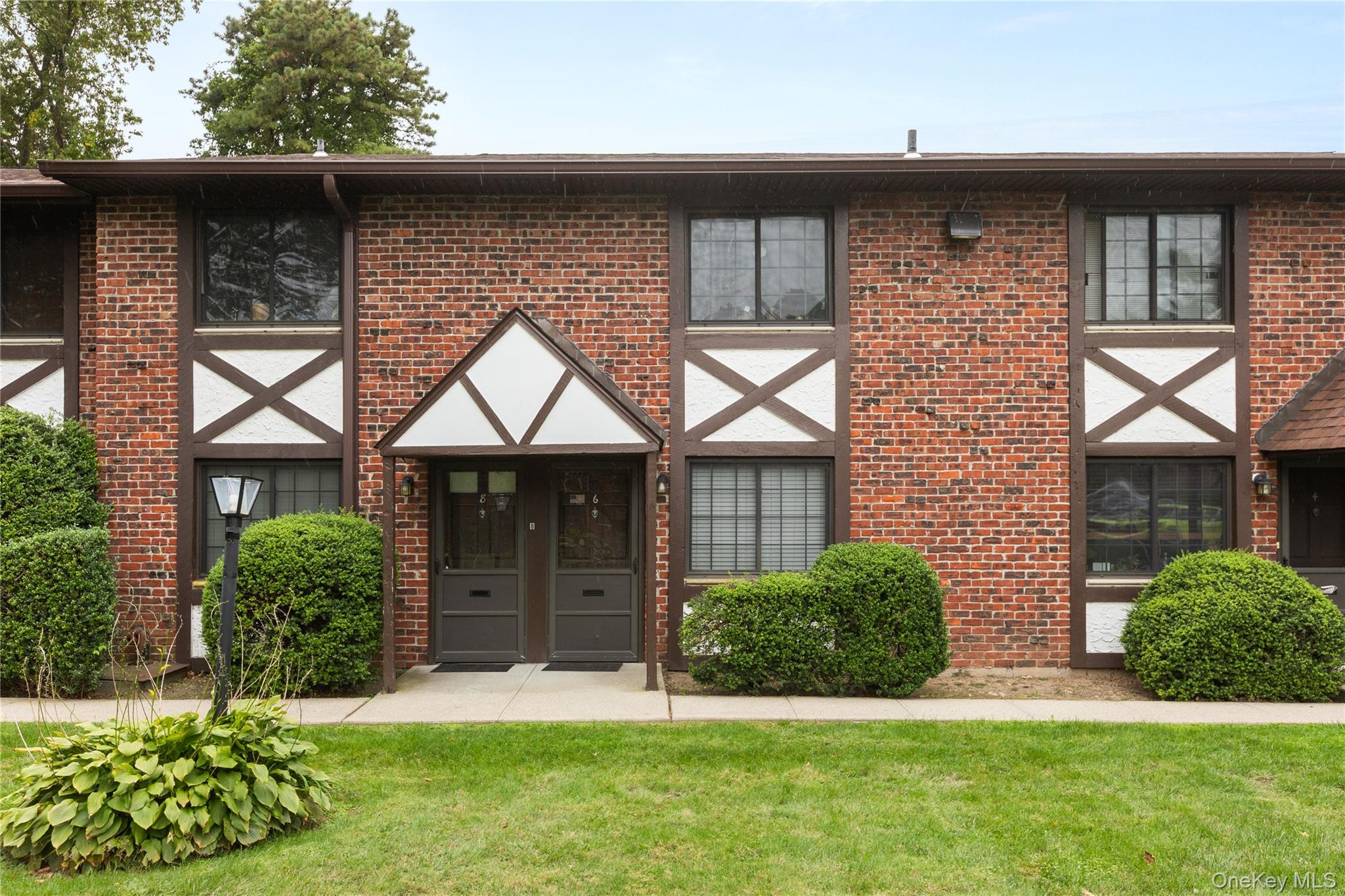 6 Pinebrook Place # 6, Bay Shore, NY 11706