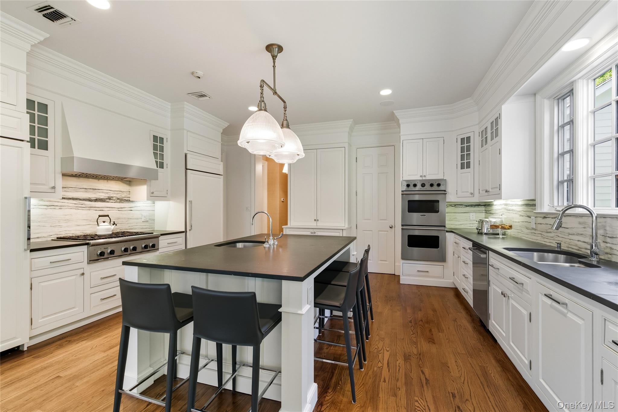 28 Sterling Lane, Sands Point, NY 11050