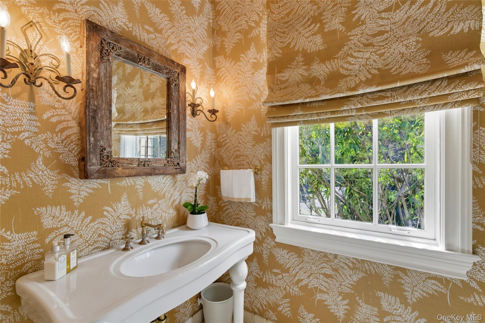 28 Sterling Lane, Sands Point, NY 11050