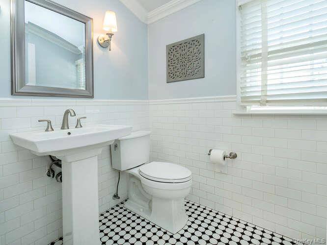 30 Knoll Lane, Glen Head, NY 11545