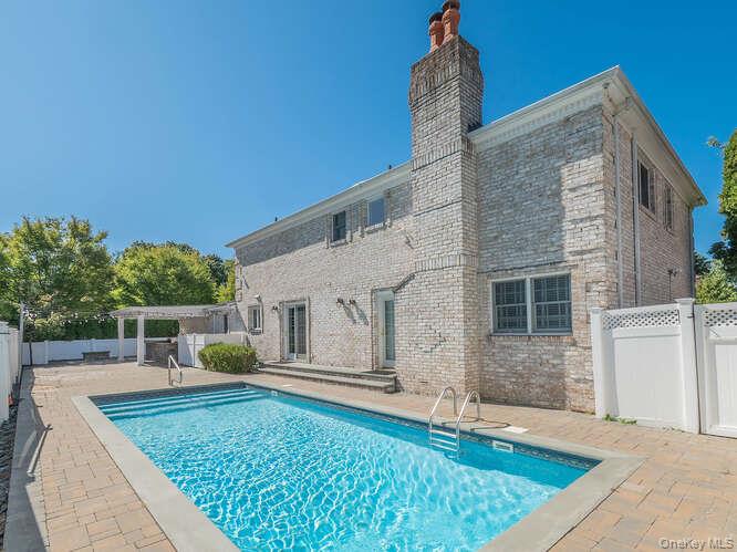 30 Knoll Lane, Glen Head, NY 11545