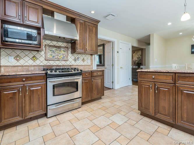 30 Knoll Lane, Glen Head, NY 11545