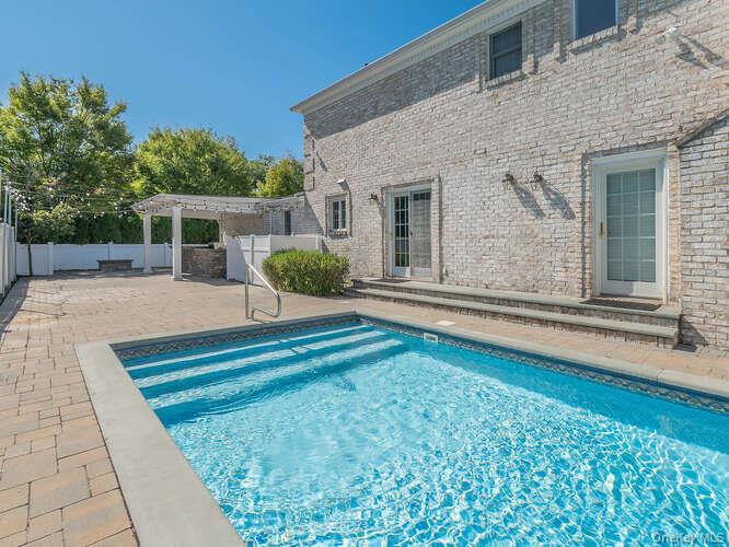 30 Knoll Lane, Glen Head, NY 11545