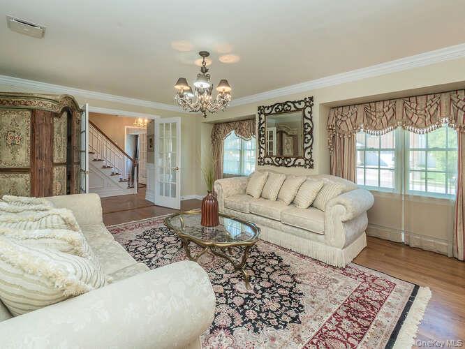 30 Knoll Lane, Glen Head, NY 11545