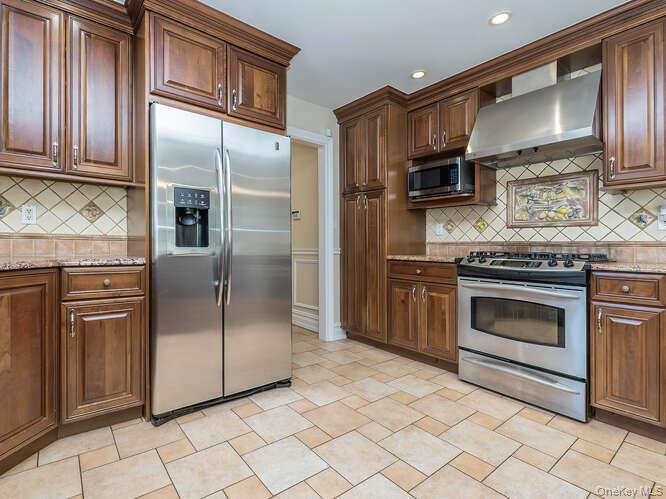 30 Knoll Lane, Glen Head, NY 11545