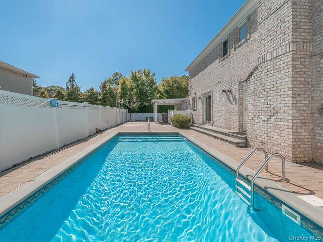 30 Knoll Lane, Glen Head, NY 11545