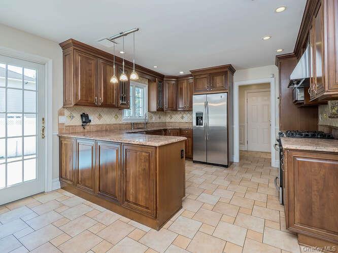 30 Knoll Lane, Glen Head, NY 11545